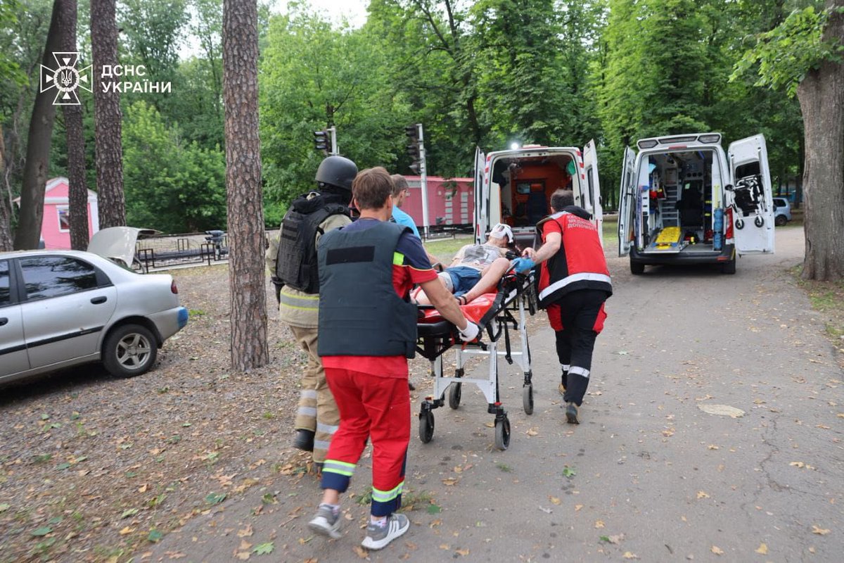 ArturBotchenko's tweet photo. A phone call.
A hospital worker picks up.
Amiran can’t speak. He’s on the operating table after a Russian strike on the Children’s Railway in Kharkiv(@Ukrzaliznytsia) .

-He’s conscious.
-Yes, he’s strong.
-Doctors are doing everything they can. https://t.co/CnffnjYNbx
