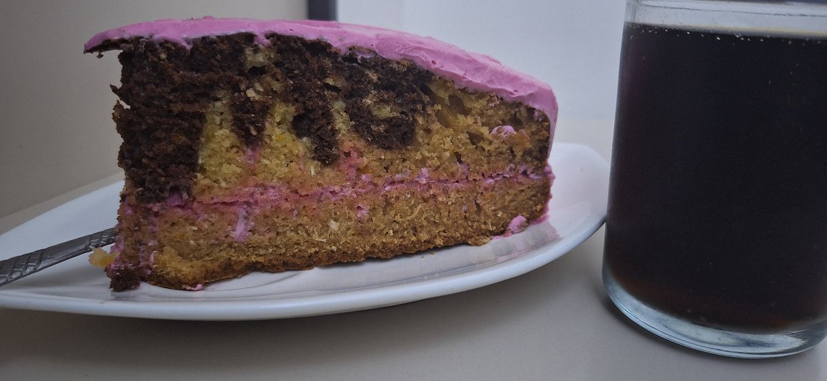 يا كيكة العيد انستينا 🫂 
اول مرة اجرب احط مبروش جوز الهند وي عجينة الكيكة وكنت منتظرة نتيجة احسن بس طيبة
انطيها تقيم 6 من 10 🐧