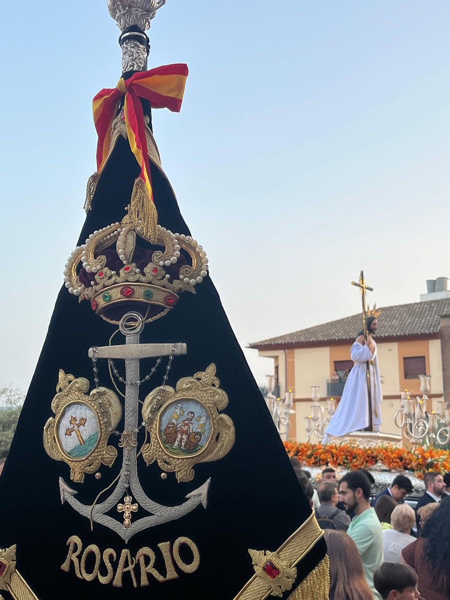 Sale el Stmo. Cristo Resucitado de la Parroquia de Ntra. Sra. de Guadalupe iniciando así su salida extraordinaria con motivo del centenario de la Hermandad. 

🎼 Suena “Soledad de San Pablo“. 

#SuenaRosario