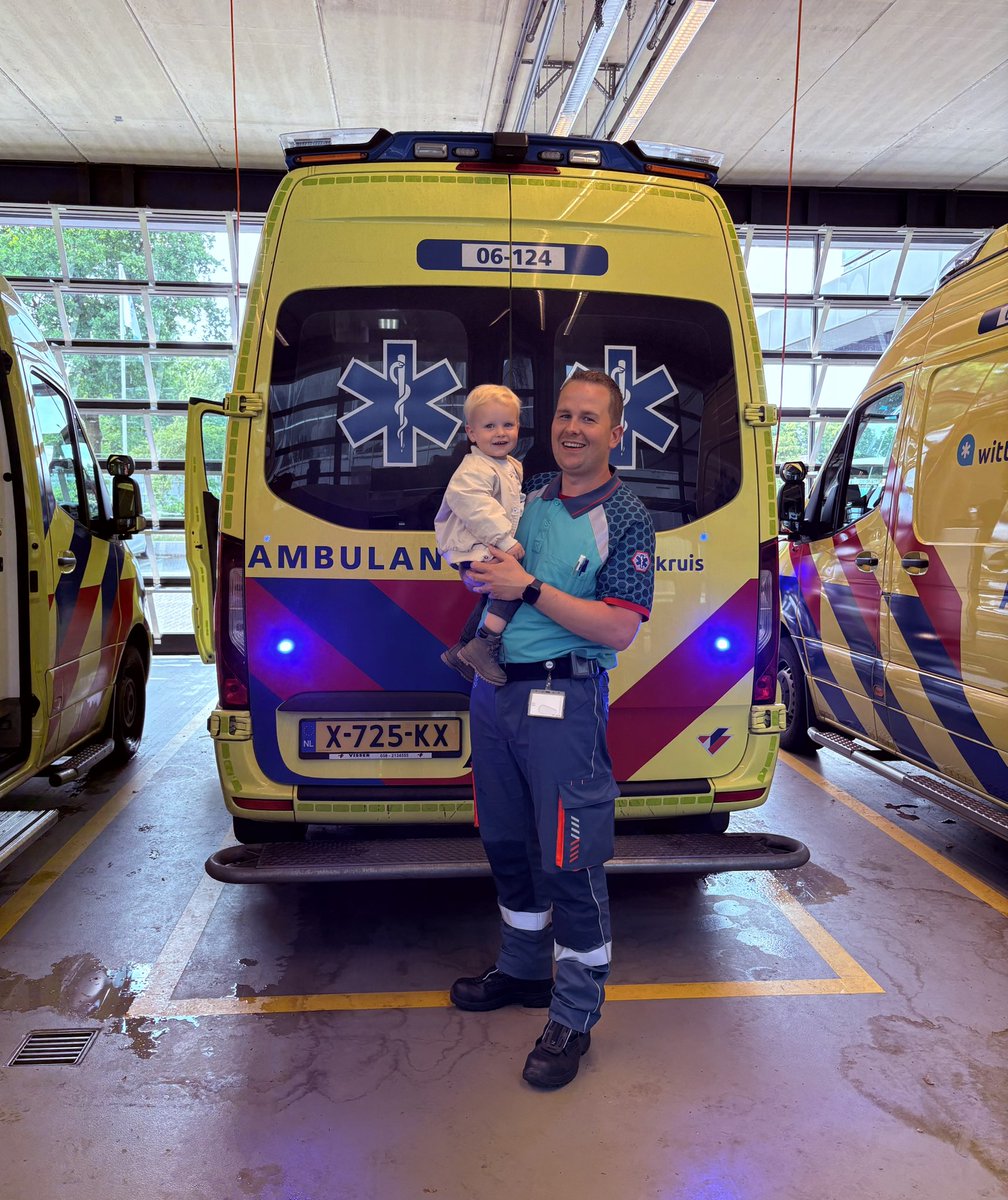 ErikJanFish's tweet image. Gezellig bij papa op het werk kijken! 🚑 #ambulance #apeldoorn #kombijdeambulance #tutatuta