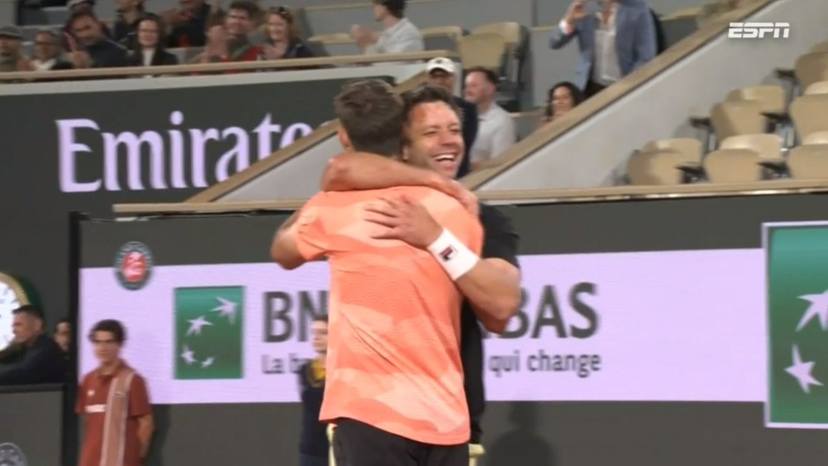DÍA HISTÓRICO PARA EL TENIS ARGENTINO

Horacio Zeballos🇦🇷 es el campeón de #RolandGarros junto a Marcel Granollers🇪🇸 tras vencer a Joe Salisbury🇬🇧 y Neal Skupski🇬🇧 por 6-0, 6-7 y 7-5.