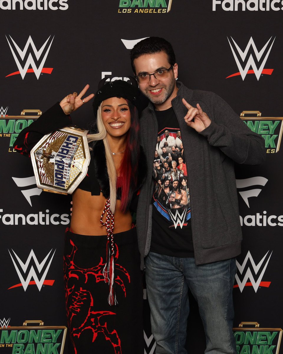 Robbie1Kenobi's tweet image. Absolute pleasure meeting Queen Zelina herself. 2nd-ever WWE Women’s United States Champion. ZV Army! @ZelinaVegaWWE 🇵🇷 #wrestling #WWE #ZelinaVega #QueenZelina #womensUSchamp #Boricua #TheaTrinidad #ZVArmy