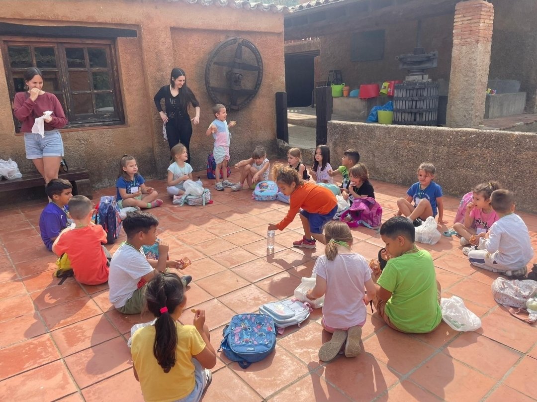Els més petits de l'escola van passar el dia a la granja escola #CanMontcau i van preparar una melmelada boníssima. Diversió i aprenentatge.
#Natura
#somcuiners
#descoberta
#compartir