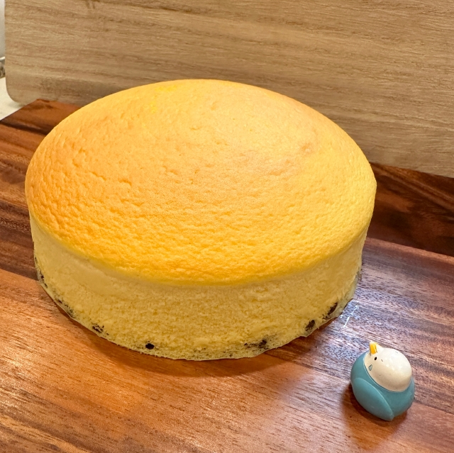 台湾カステラが出来ればスフレチーズケーキも出来るだろうって事で、りくろーおじさんの焼きたてチーズケーキ風スフレチーズケーキを作ってみました😆

口の中でシュワシュワって溶け出す、ものすごく軽い食感で美味しいっ😋

👇作り方
bit.ly/3Z2tsr1