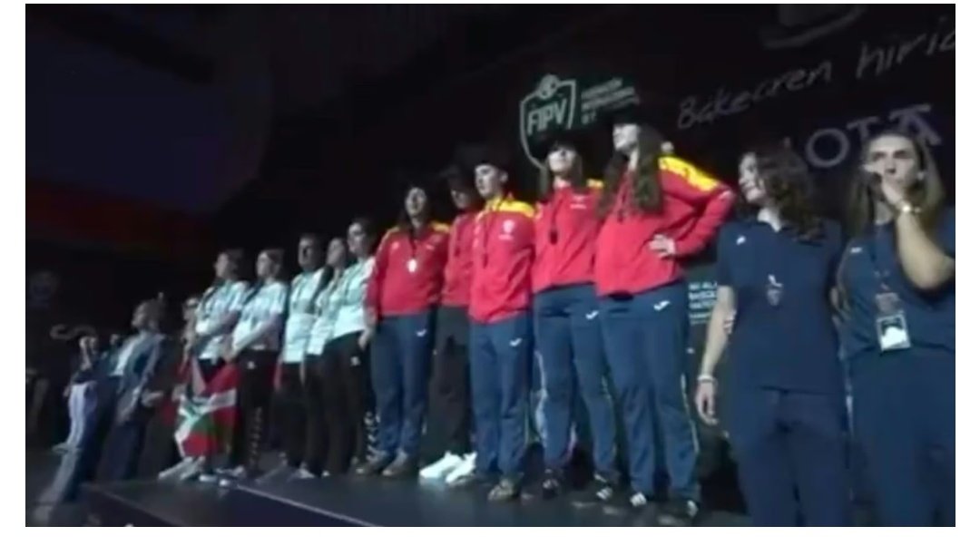 Ridículo histórico de la región de las vascongadas en pelota: el himno de España desmonta el aquelarre independentista promovido por Pedro Sánchez y sus socios nazionalistas