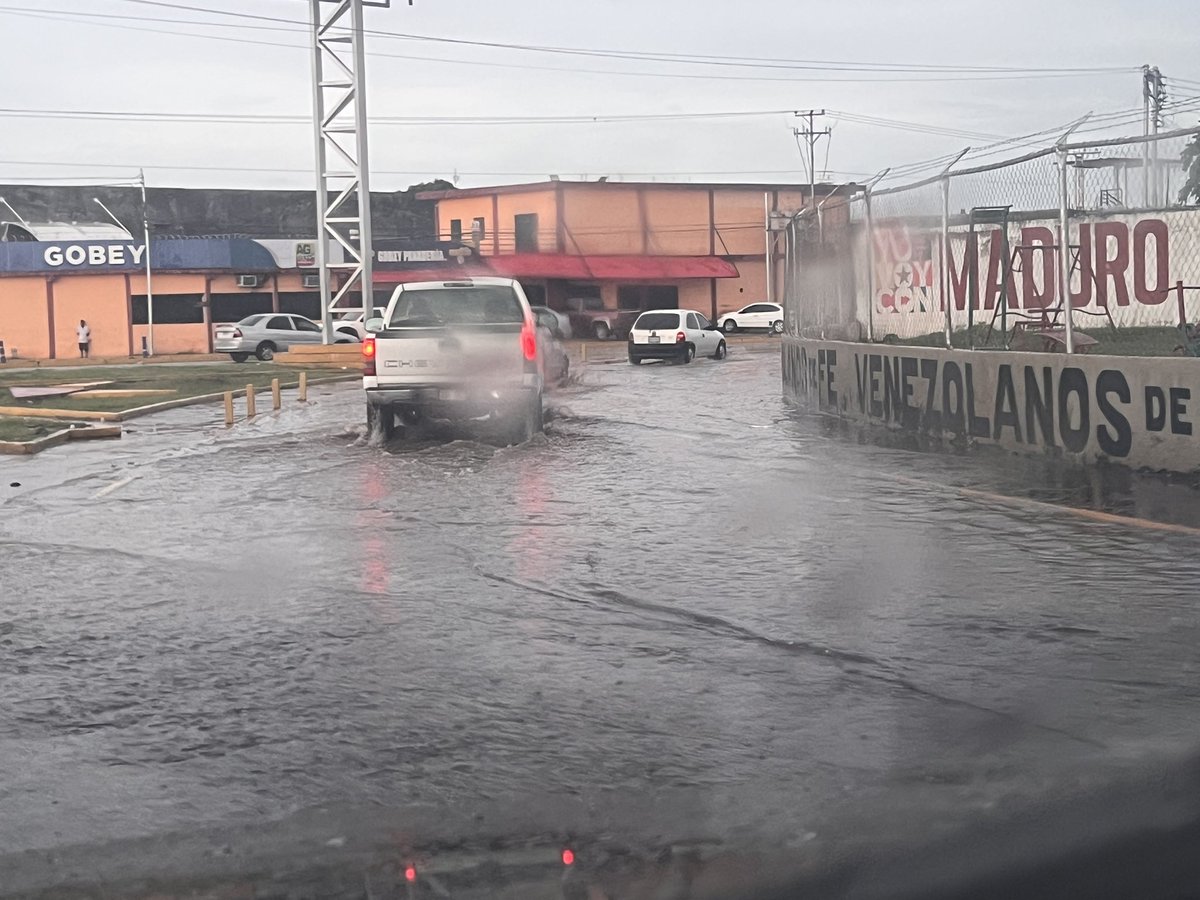 Así se hacen los río en las calles de San Félix porque los drenajes de aguas de lluvia están tapados #07Jun #CiudadGuayana