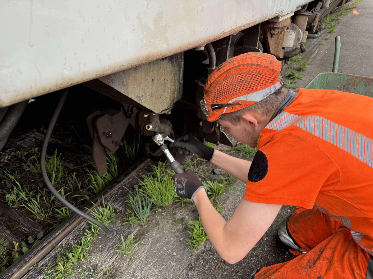 Nouvelle séance ce jour sur la 25673.

Vidange, nettoyage et débouchage des sablières. 

Nettoyage extérieur de la loc et essai de nettoyage des persiennes.

Quelques essais d’étanchéité également suite à la repose récente des réservoirs d’air.