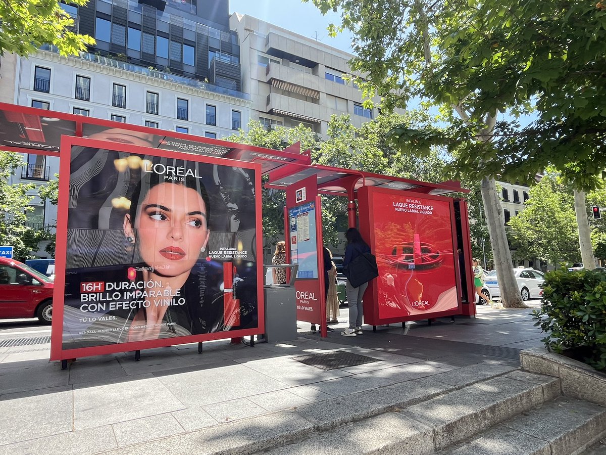 El rojo intenso de la campaña de <a href="/lorealparis_es/">L'Oréal Paris España</a> llenas las marquesinas viniladas de <a href="/JCDecaux_ES/">JCDecaux España</a> con una pantalla led en la trasera que le da dinamismo total. #publicidad #ooh