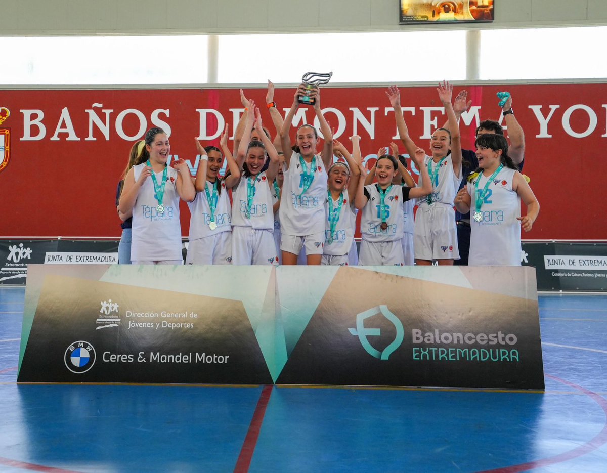 San Antonio Cáceres Basket (@sanantoniocc) on Twitter photo Nuestras minis cayeron en la final frente a un gran <a href="/CPMiralvalle/">CP Miralvalle</a> y se llevan así la medalla de PLATA de Extremadura 👏
Enhorabuena a <a href="/CPMiralvalle/">CP Miralvalle</a> por el título 🙌 y a <a href="/FExB/">Federación Extremeña de Baloncesto</a> por la organización de la Final Four 👐
<a href="/Caceres_Basket/">CacerEsBasket</a>
<a href="/DiputacionCC/">DiputacionCC</a>
<a href="/jovendeportEXT/">Jóvenes y Deportes Extremadura</a>
<a href="/Ayto_Caceres/">Ayuntamiento Cáceres</a> Nuestras minis cayeron en la final frente a un gran <a href="/CPMiralvalle/">CP Miralvalle</a> y se llevan así la medalla de PLATA de Extremadura 👏
Enhorabuena a <a href="/CPMiralvalle/">CP Miralvalle</a> por el título 🙌 y a <a href="/FExB/">Federación Extremeña de Baloncesto</a> por la organización de la Final Four 👐
<a href="/Caceres_Basket/">CacerEsBasket</a>
<a href="/DiputacionCC/">DiputacionCC</a>
<a href="/jovendeportEXT/">Jóvenes y Deportes Extremadura</a>
<a href="/Ayto_Caceres/">Ayuntamiento Cáceres</a>