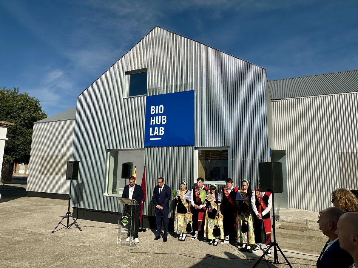 Marc Solanes i Roca (@marcsolanes) on Twitter photo El president <a href="/joseprull/">Josep Rull i Andreu</a> i l'alcalde <a href="/batarri/">Gerard Companys 🎗</a> han inaugurat el Biohub Lab d'#Alcarràs: un nou centre de referència a Ponent per la innovació en el primer sector. El president <a href="/joseprull/">Josep Rull i Andreu</a> i l'alcalde <a href="/batarri/">Gerard Companys 🎗</a> han inaugurat el Biohub Lab d'#Alcarràs: un nou centre de referència a Ponent per la innovació en el primer sector.