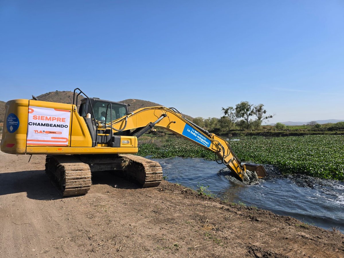 ¡En Tlajo sí nos sabemos la de chambear! 🚧 

Seguimos con acciones preventivas de limpieza y desazolve de canales, listos para el temporal.  ⛈️ Por tu bienestar y el de tu familia ☔, seguimos #SiempreChambeando con todo el corazón.🧡