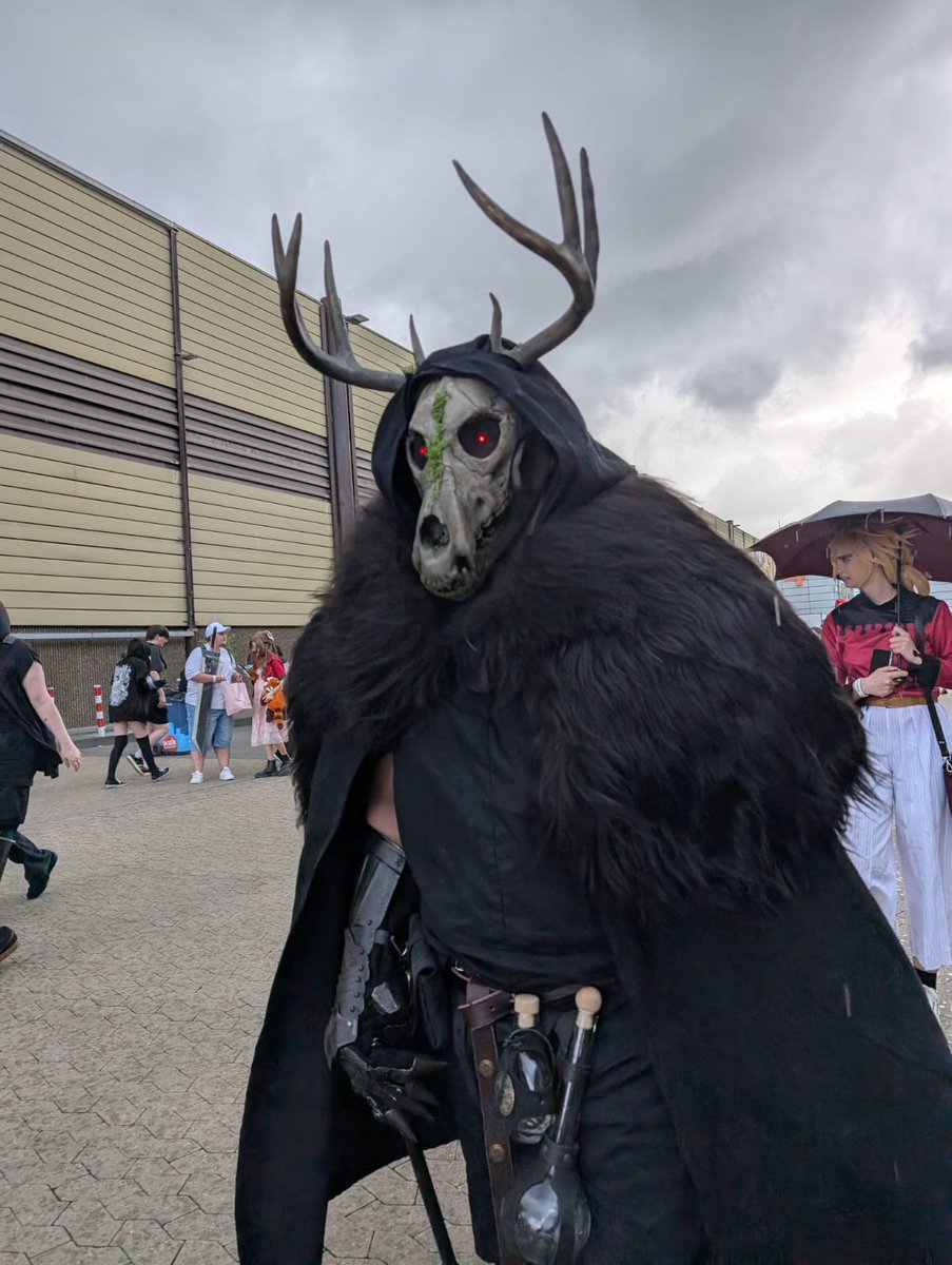 1. mal Dokomi, Tag 1. Viele Leute getroffen, knallhart aus meiner Comfortzone gekloppt worden und mega viele Idole wie z.B. <a href="/kayaba_sama/">Kayaba_sama | GerVtuber | Dokomi 2025</a> und <a href="/crazy_artcorn/">Cartcorn</a>  getroffen... Könnte nicht glücklicher sein :3