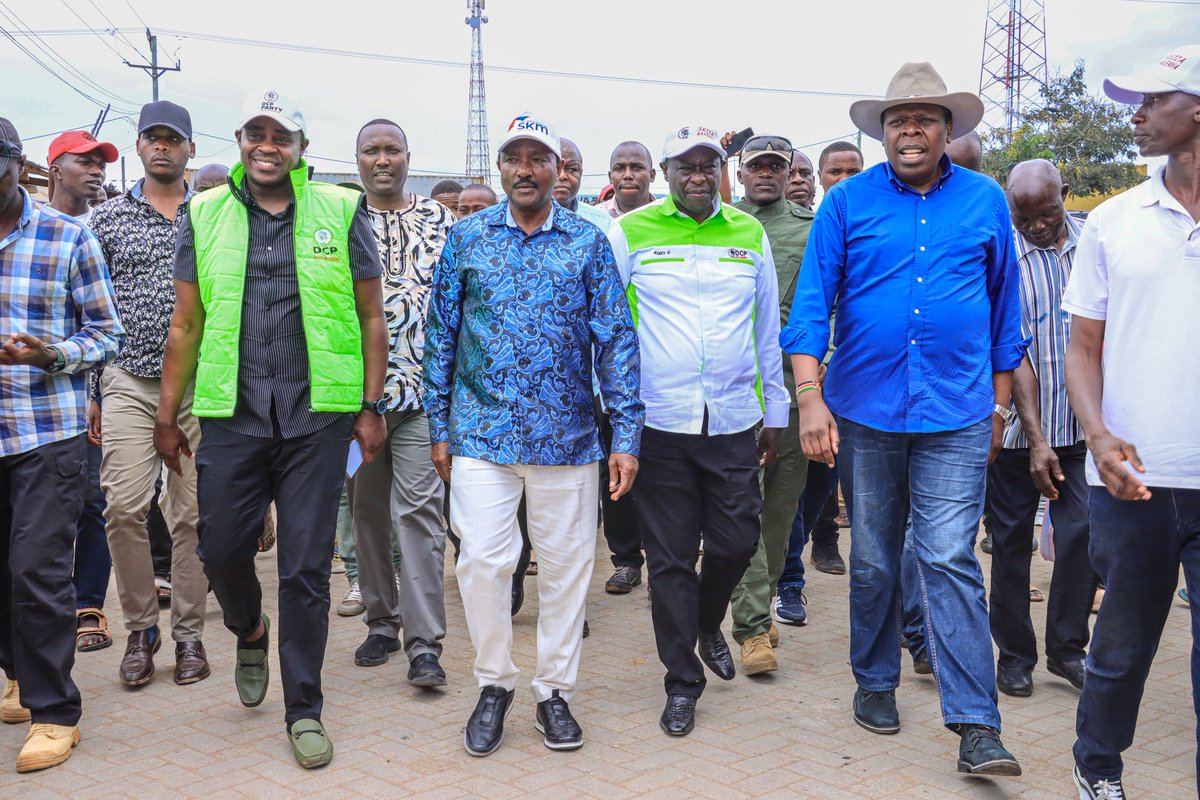 Kalonzo Musyoka (@skmusyoka) on Twitter photo Cousins 
#OnePeopleOneNation 
#KomboaKenya Cousins 
#OnePeopleOneNation 
#KomboaKenya