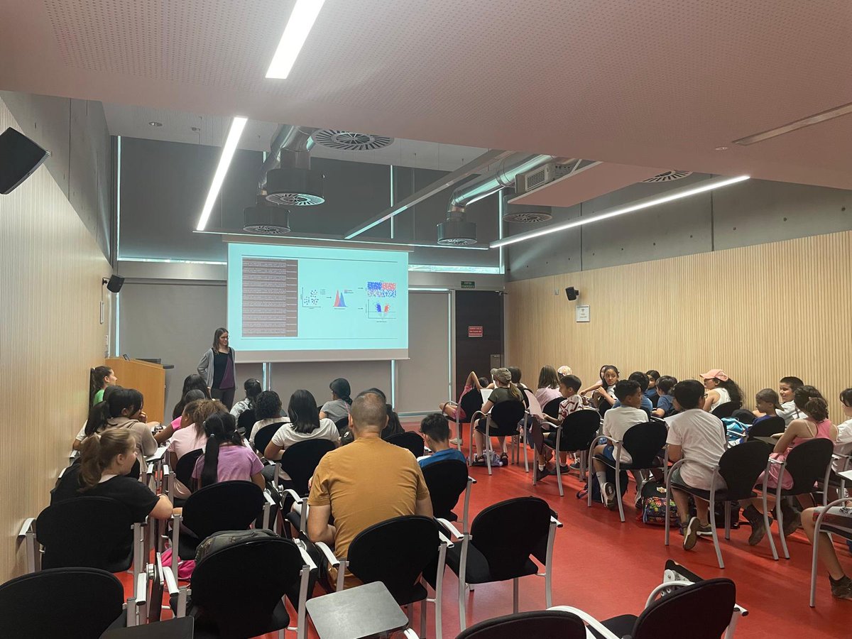 Periodistes científics i científics per un dia al #ParcdeRecercaBiomèdica . Després d'entrevistar la científica <a href="/neusmestre/">maria neus</a> , del Centre de Regulació Genòmica, examinem mostres vives.
#PRBB
#CRG
#investigacio
#recerca
#descoberta
#medinatural