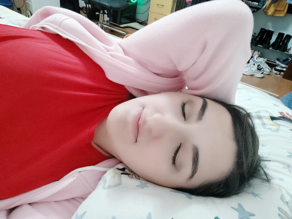 jaewonnism's tweet photo. Another month, another selca day (and this one is actually faithful to my current state of tiredness since I just crashed out after KWF). HBD Tony!!
#whiteangelselcaday #clubhotselcaday #echotiselcaday #에이치오티selcaday #WASD #CHSD https://t.co/UdK5CYqzfs