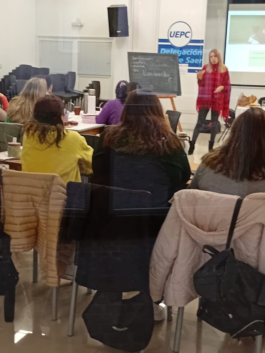 Acá, hablando de Alfabetización y pantallas. Las cosas q cuentan las docentes q ven en niños/as en Nivel Inicial: una nena, sala de 5 lloraba sin parar xq no tenía el celu d su mamá para jugar. Maestra le explica q es mejor jugar en el jardín. Niña le explica: mí amigo es el CEL.