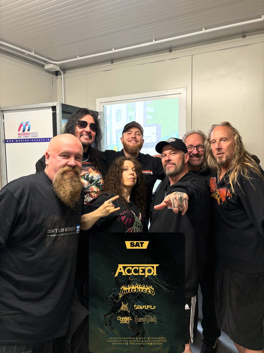 Darkangelthrash's tweet photo. One of the highlights of being on the road is running into old friends!
#darkangelthrash
#southofheavenfestival
#extinctionlevelevent
#circularfiringsquad
#jameyjasta #philrind #hatebreed #sacredreich
#reversedrecords https://t.co/ZcAdcYS4Ay