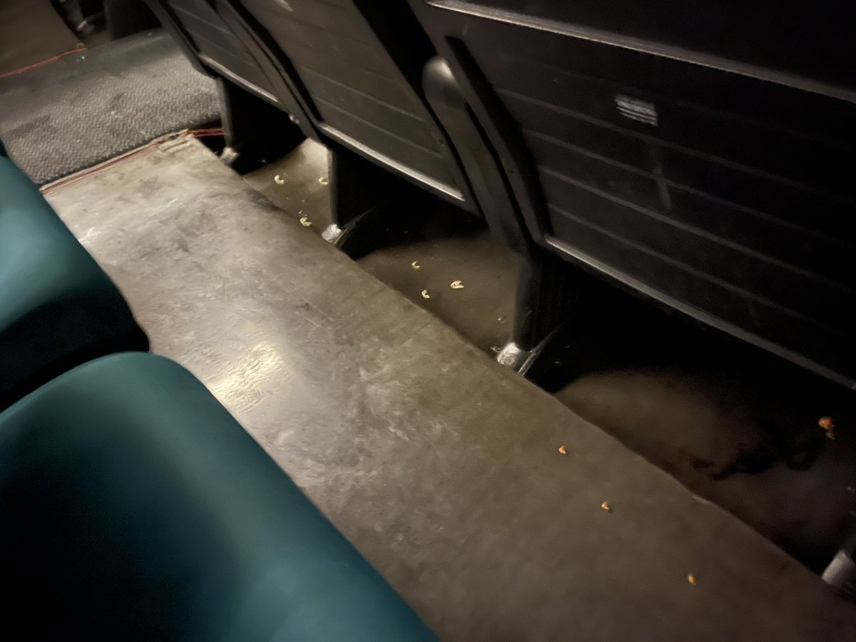 desiree__ro's tweet photo. @cinesabc Así está la sala 2 de los cines AbC El Saler #Vergonzoso. Llegar y encontrarte restos por todas partes. #Cinesabc https://t.co/p5UQzLyFfY