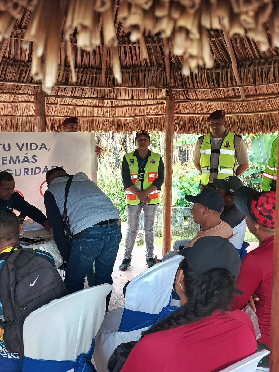 InttStaelena3ge's tweet photo. Trabajadores del INTT, Santa Elena de Uairén junto al Ministerio Público, GNB, realizaron charlas de educación vial, para fomentar la sana convivencia entre actores viales, en el marco de la Campaña Nacional Conduce Por La Vida. https://t.co/hNyDusH9ay