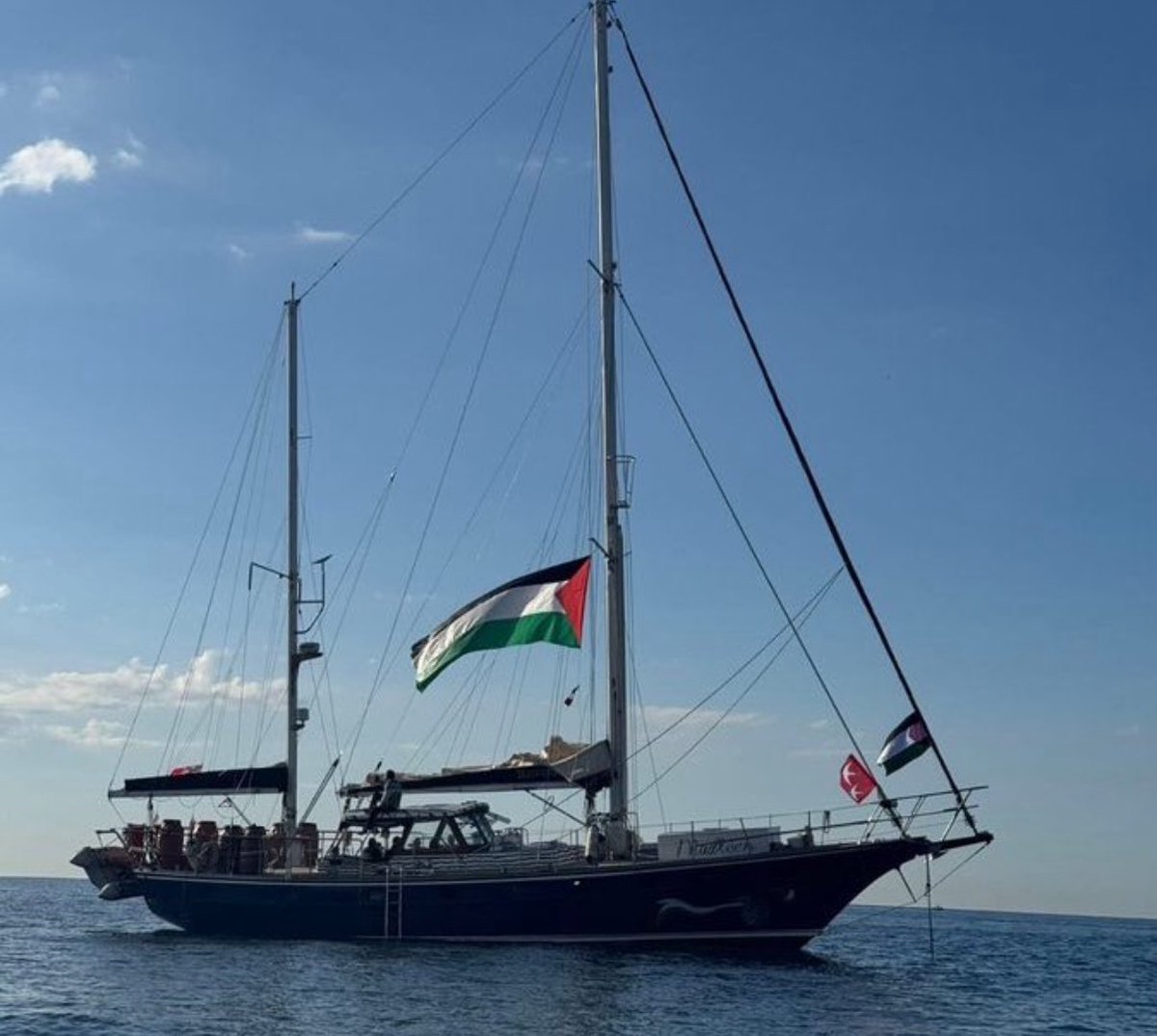 Rotası vicdan, yükü umut… 
İşgalci İsrail’in tüm tehditlerine rağmen rotasını değiştirmeyen bu yolculuk, sadece insani yardım değil; vicdanın ve cesaretin taşıyıcısıdır.

#MadleenTracker 
#MadleenToGaza
#FreePalestine