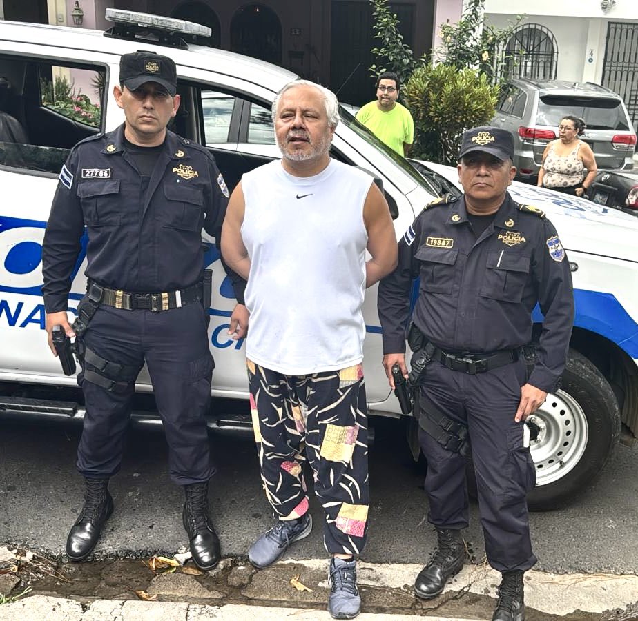 netorivass's tweet image. La PNC capturó a Salvador Enrique Anaya Barraza, por el delito de Lavado de Dinero y Activos.
Será remitido a los tribunales correspondientes en los próximos días.