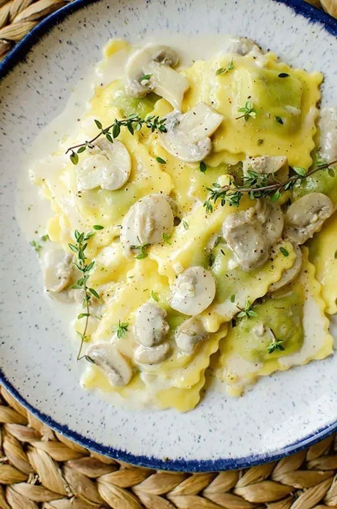 Ravioli with mushroom sauce - YUM! 📌

Super quick to make. Comes together with mushrooms, ravioli, cream, white wine and parmesan cheese. ENJOY. 💕

RECIPE: buff.ly/3BpW1Ej
#cooking #Recipe