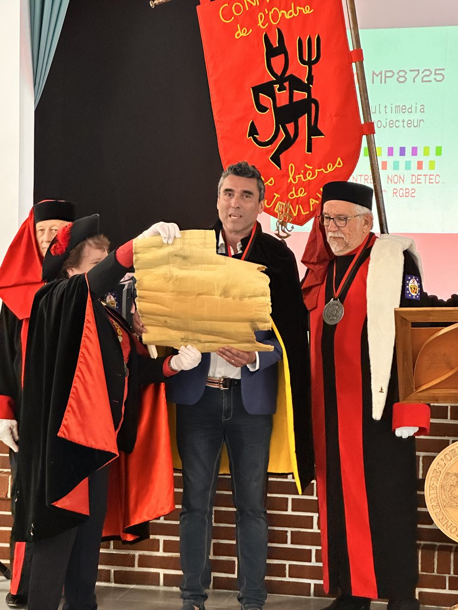 TaverneMichael's tweet photo. Après #aulnoyeaymeries , accompagné de mon collègue sénateur @joshuaHochart et de ma suppléante, je me suis rendu dans la commune de #jenlain pour fêter les 25 ans de la Confrérie de l'Ordre des bières de Jenlain. Après une visite de l'exposition, c'est avec une grande émotion que j'ai été intronisé par la Confrérie, aux côtés de passionnés qui font vivre avec fierté les traditions brassicoles de Jenlain.
Ce moment convivial, riche en échanges et en découvertes, restera gravé dans ma mémoire. Mon collègue @joshuaHochart a lui aussi eu l'honneur d'être intronisé, partageant avec moi cette cérémonie à la fois symbolique et chaleureuse.
Un grand merci à la commune de Jenlain et à la Confrérie pour leur accueil chaleureux et cette belle célébration des 25 ans.