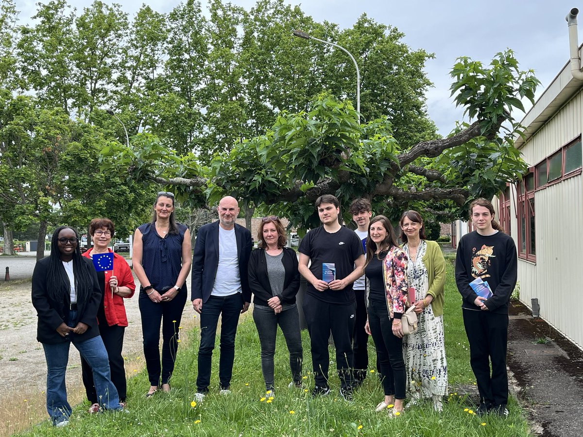 EuropeToulouse's tweet image. Ce matin,cérémonie de remise des cartes électorales aux #jeunes primo votants par Laurent Chérubin,maire de #Labège.
Notre #EuropeDirect était présent pour donner des infos sur l'UE et un kit «#CitoyennetéEuropéenne», et Barbara volontaire #CES a témoigné sur son expérience.