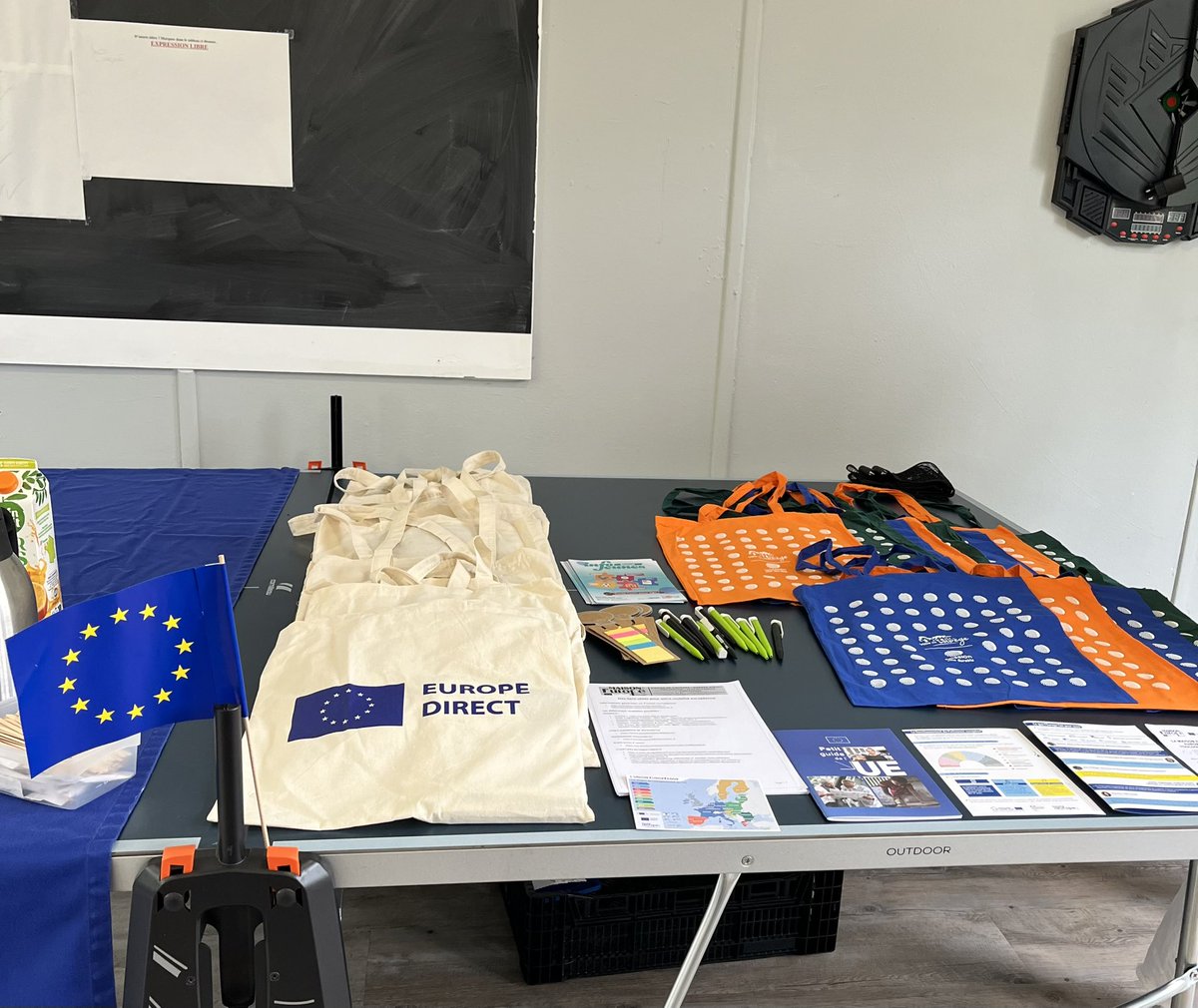 EuropeToulouse's tweet image. Ce matin,cérémonie de remise des cartes électorales aux #jeunes primo votants par Laurent Chérubin,maire de #Labège.
Notre #EuropeDirect était présent pour donner des infos sur l'UE et un kit «#CitoyennetéEuropéenne», et Barbara volontaire #CES a témoigné sur son expérience.
