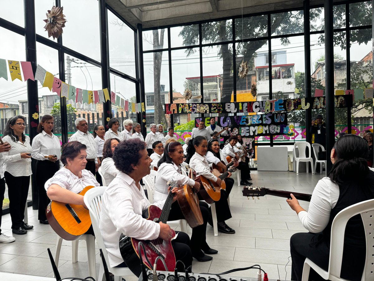 integracionbta's tweet photo. 🎶💃 Los Centros Día Casas de la Sabiduría Chapinero y Montaña del Saber se unieron en #SanCristóbal para un encuentro intergeneracional lleno de ritmo y emoción. Más de 1️⃣0️⃣0️⃣ personas compartieron música, danza y sonrisas.
💚 #AquíSíPasa Bogotá, Mi Ciudad, Mi Casa. https://t.co/qjFwIxqiPR