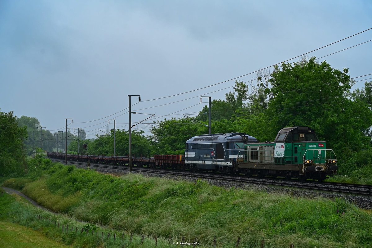 C'est sous une belle averse que l'infra Clermont/St Pierre des Corps traverse la commune de Billy avec en tête le 69248 et la 67517 en CV et longue rame de plat.
02/06/25