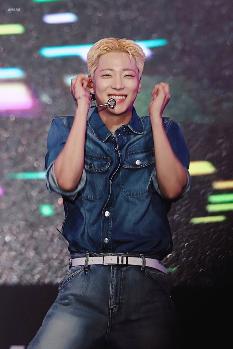 250607 천안 영스

창윤이 왜 이렇게 신났엉
너무 예쁘게 웃어서 같이 햅삐🥰

#온앤오프 #ONF #이션 #이창윤