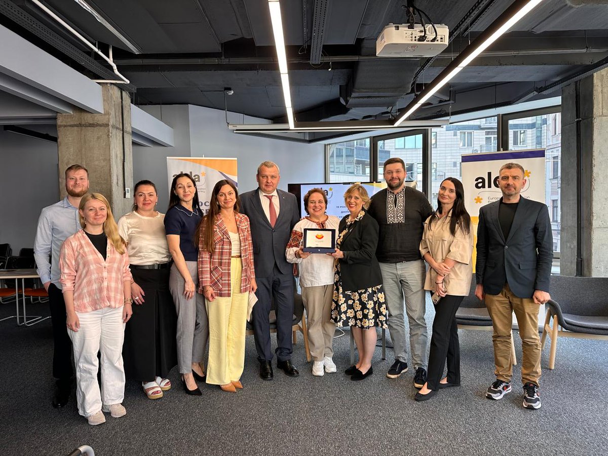 What a week in #Kyiv 🇺🇦
We celebrated 10 years of LDA Dnipropetrovsk 🎉
+42 projects, 10K people reached, 215 public events!
Honoured to receive a special recognition from <a href="/LukashukMykola/">Mykola Lukashuk</a> <a href="/ALDAeurope/">alda*</a> 
#LocalDemocracy #Ukraine #Resilience #ALDA