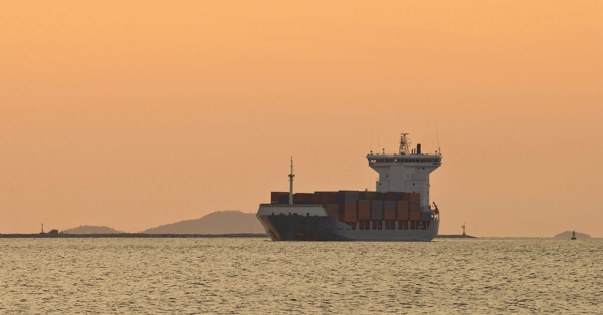 Armed Pirates Kidnap Injured Crew From Cargo Ship In Gulf Of Guinea 

Read the news here 👉marineinsight.com/shipping-news/… 

#GulfofGuinea #Crew #Piracy #CargoShip #Ship #Gulf #Vessel #Maritime #MarineInsight #Merchantnavy #Merchantmarine #MerchantnavyShips