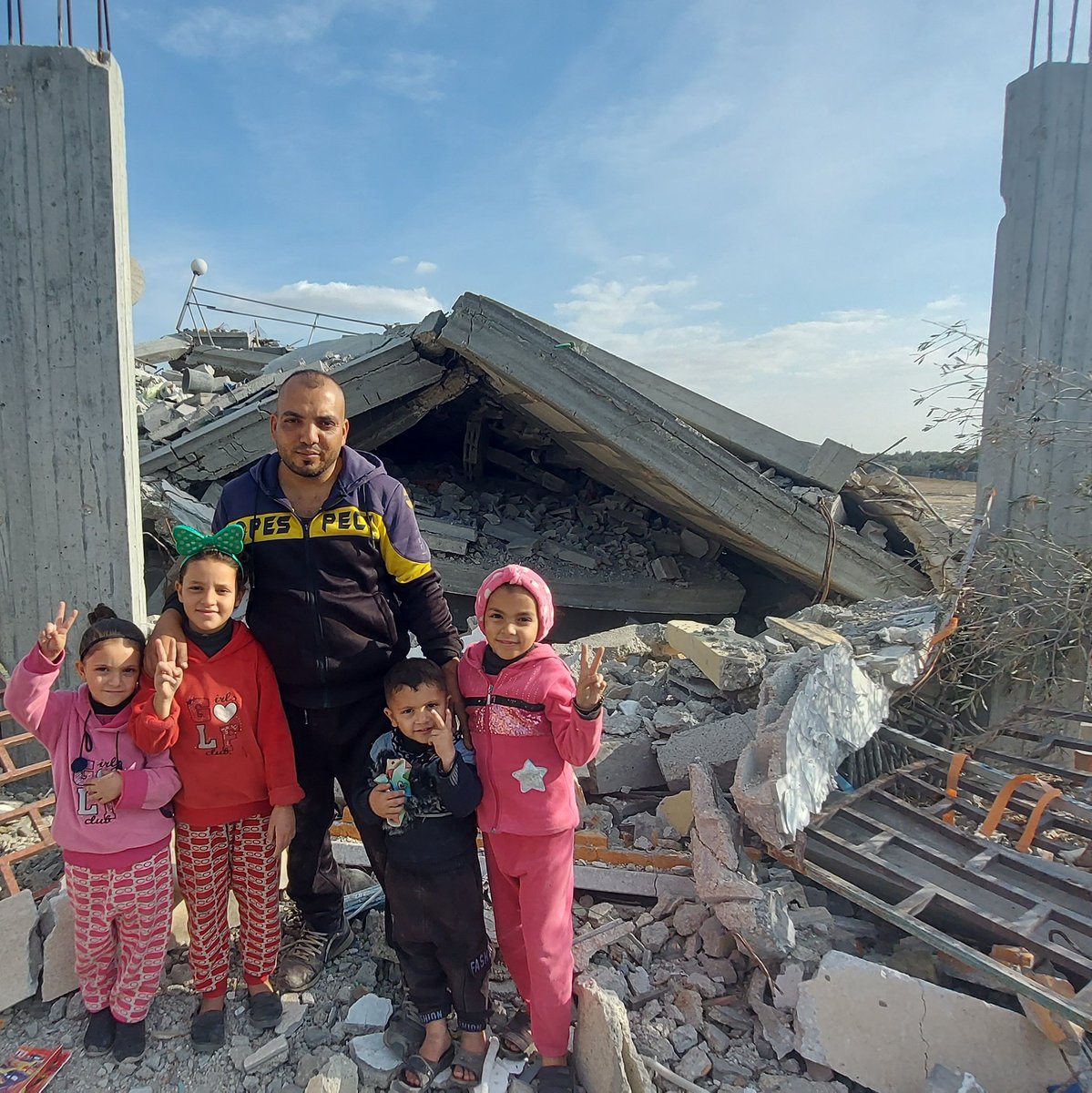 9_hm499155's tweet image. chuffed.org/project/129558…
I am Ahmed from Palestine. The whole world celebrates the holidays. In Palestine, we have no place to celebrate. We are dying from war, hunger, and bombing.