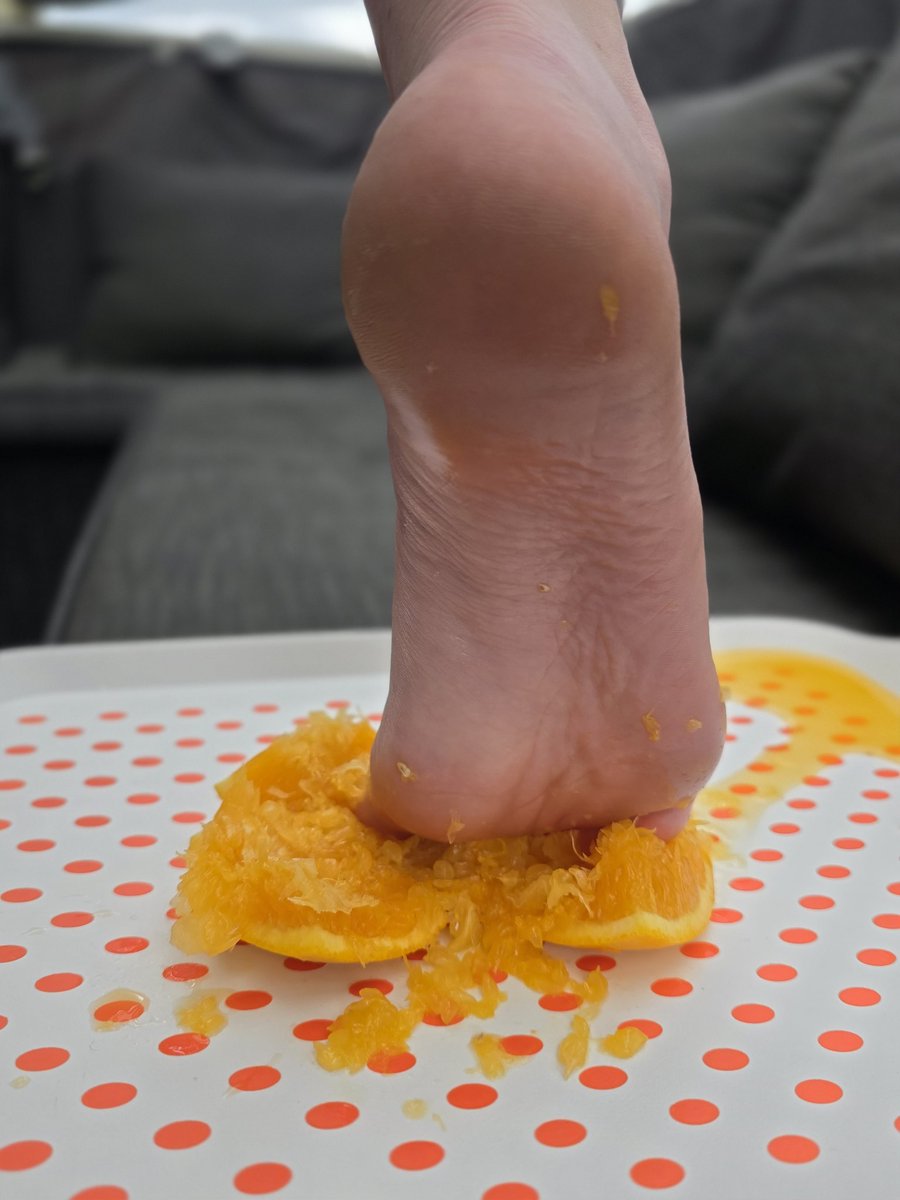 luna_findom25's tweet photo. Wer von euch #losern will von meinen Füßen zerquetscht werden wie die Orange hier?! Zeigt mir wer es will 😈💸💰🤤

#zahlschwein #paying #Geldschwein #geldsklave #zahlbitch

@user385u @rtfindom https://t.co/Qm0QPltC6U