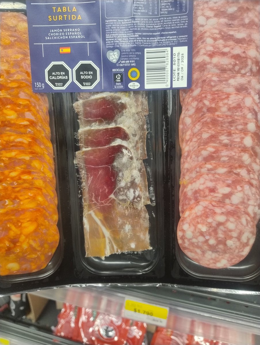 bastybest's tweet photo. @LIDERcl como tienen este producto en sala, iba a comprar y me dio desconfianza de todo el lote, obviamente no compré. https://t.co/2Qd4FArTrG