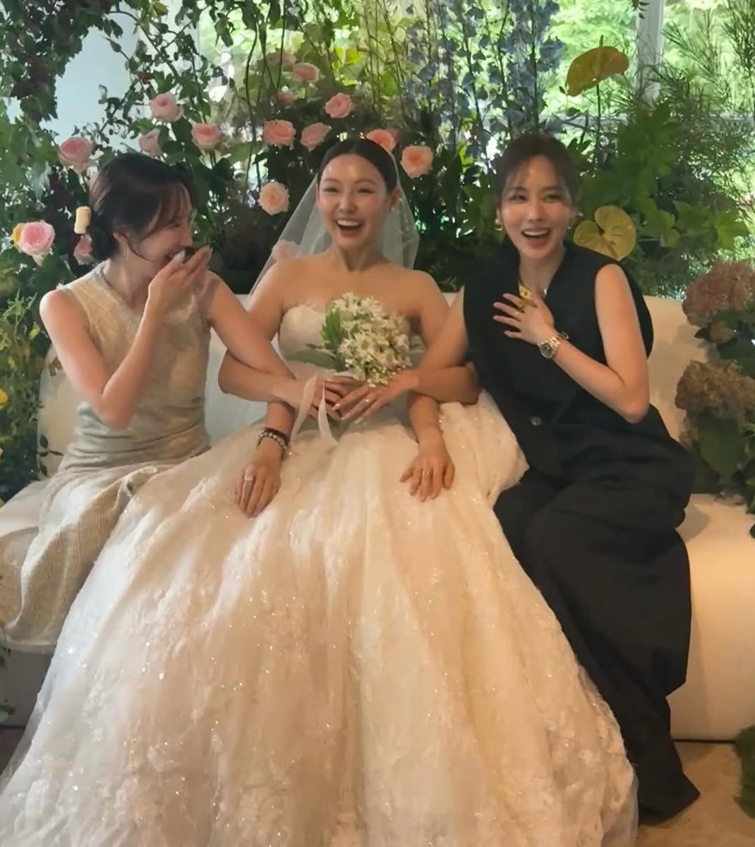 missAPeru's tweet photo. 【 INFO 】 250607 — Min ya se casó !! Fei y Jia estuvieron presentes en la boda. ♡ #LeeMinYoung #Min #이민영 #민 

Si pueden dejen muchos mensajes bonitos en su cuenta de Instagram, ya que va compartiendo de a pocos este momento especial para ella con nosotros. https://t.co/TZtXdJCjeP