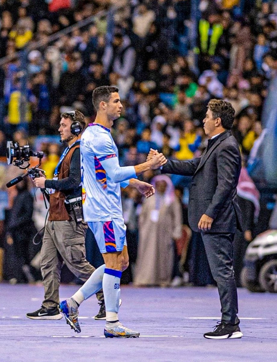 DAT (@deportesaltacok) on Twitter photo 🚨🤯🇦🇷🇵🇹 RIVER fue el EQUIPO ARGENTINO que INVITÓ a CRISTIANO RONALDO a jugar el #MundialdeClubes por la buena relación que tiene con Marcelo GALLARDO.
ℹ️ <a href="/DiarioOle/">Diario Olé</a> 🚨🤯🇦🇷🇵🇹 RIVER fue el EQUIPO ARGENTINO que INVITÓ a CRISTIANO RONALDO a jugar el #MundialdeClubes por la buena relación que tiene con Marcelo GALLARDO.
ℹ️ <a href="/DiarioOle/">Diario Olé</a>