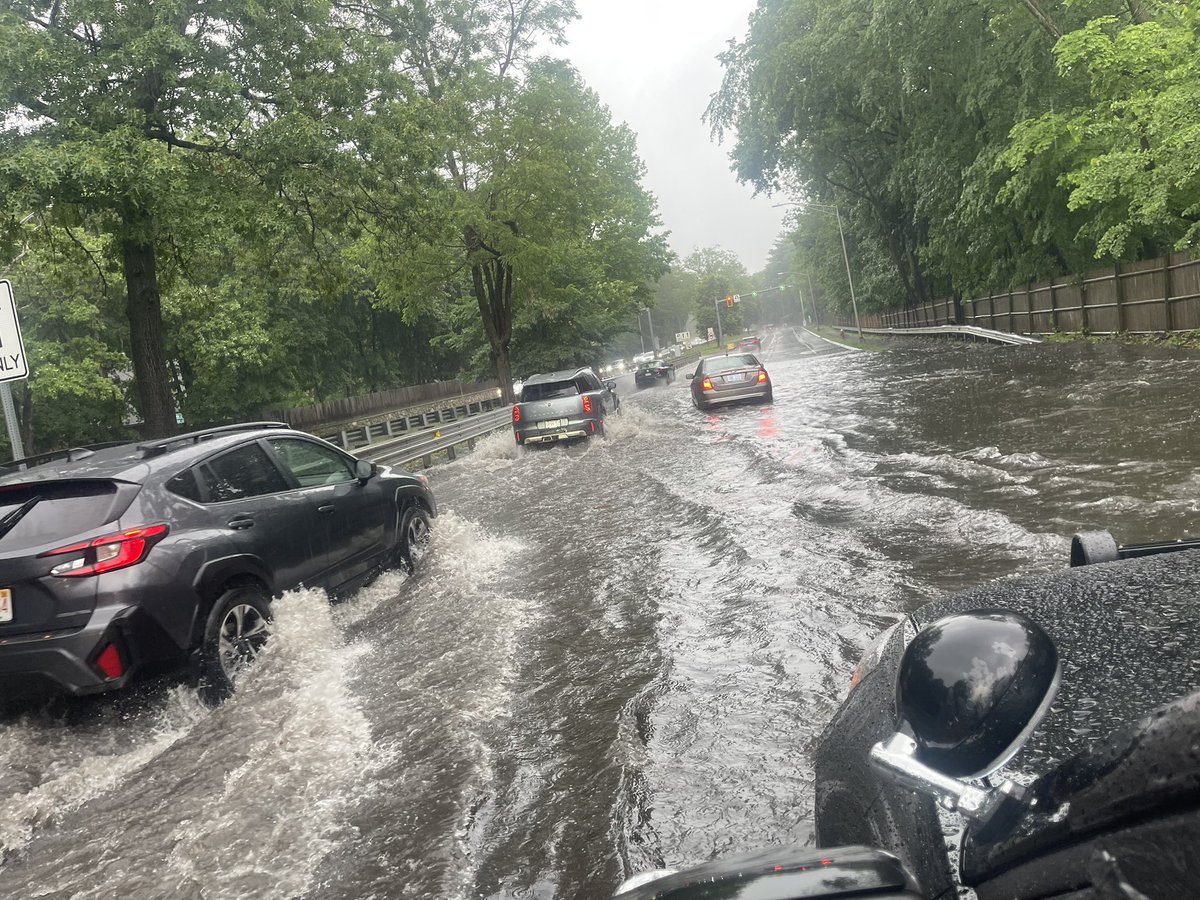 WellesleyPolice's tweet image. TRAFFIC ALERT: Route 9 eastbound is closed at Kingsbury Street due to significant street flooding. Unknown time to re-open.
