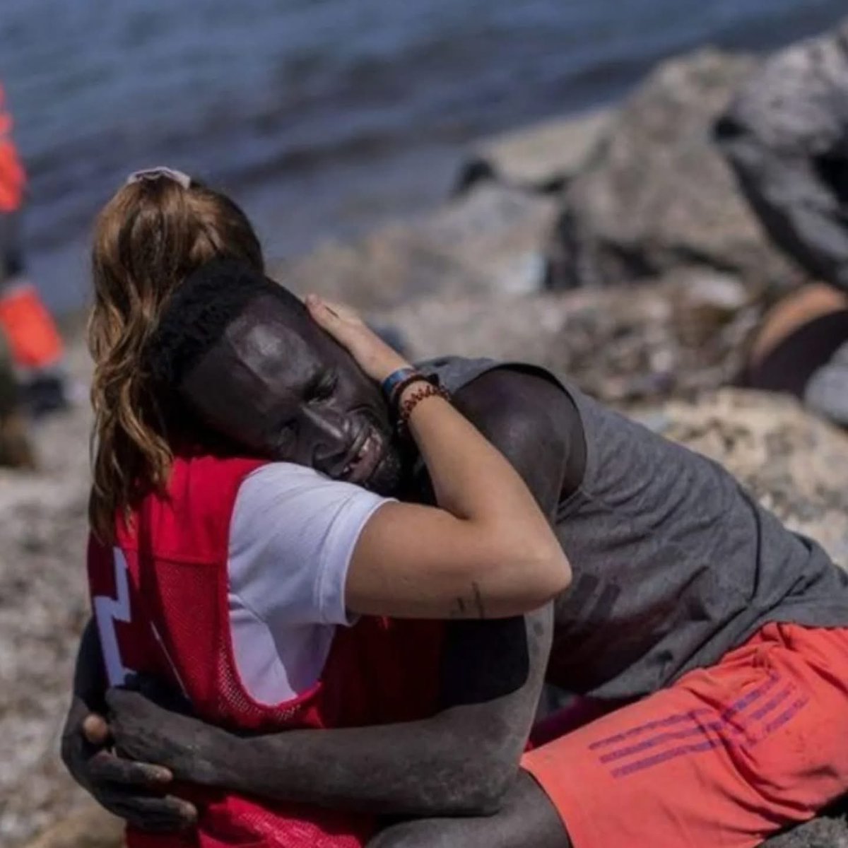 El abrazo que no pudo salvarlo: La historia de Abdou, el migrante que desafió el olvido  

Abro 🧵🪡