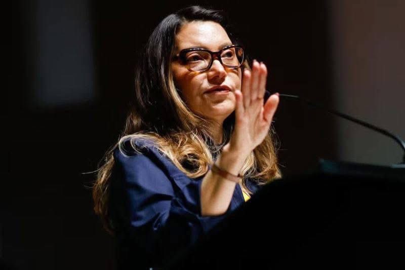 Katia Matos (@crismonteiro687) on Twitter photo <a href="/PrimeiroFront/">Primeiro Front</a> Comentário da BBC News Brasil sobre Janja da Silva
"1a Dama" do Brasil
- Leopoldo Teles Torelli
"Janja é a materialização da contradição: grita 'igualdade' vestida de Chanel, se diz do povo desfilando com Dior, e prega simplicidade enquanto carrega Louboutin nos pés.
É uma <a href="/PrimeiroFront/">Primeiro Front</a> Comentário da BBC News Brasil sobre Janja da Silva
"1a Dama" do Brasil
- Leopoldo Teles Torelli
"Janja é a materialização da contradição: grita 'igualdade' vestida de Chanel, se diz do povo desfilando com Dior, e prega simplicidade enquanto carrega Louboutin nos pés.
É uma