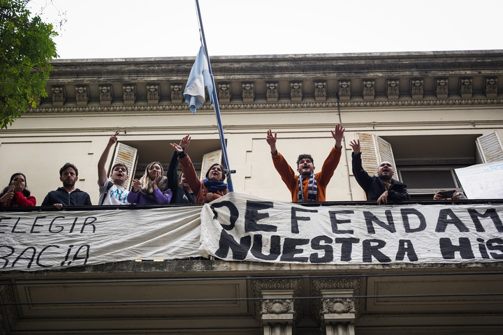HumbertoTumini's tweet photo. Toda nuestra solidaridad con @JuanGrabois y sus compañeros y compañeras de Patria Grande, detenidos por este infame gobierno por defender la historia de esta nación y este pueblo. https://t.co/XKRgFwabm3