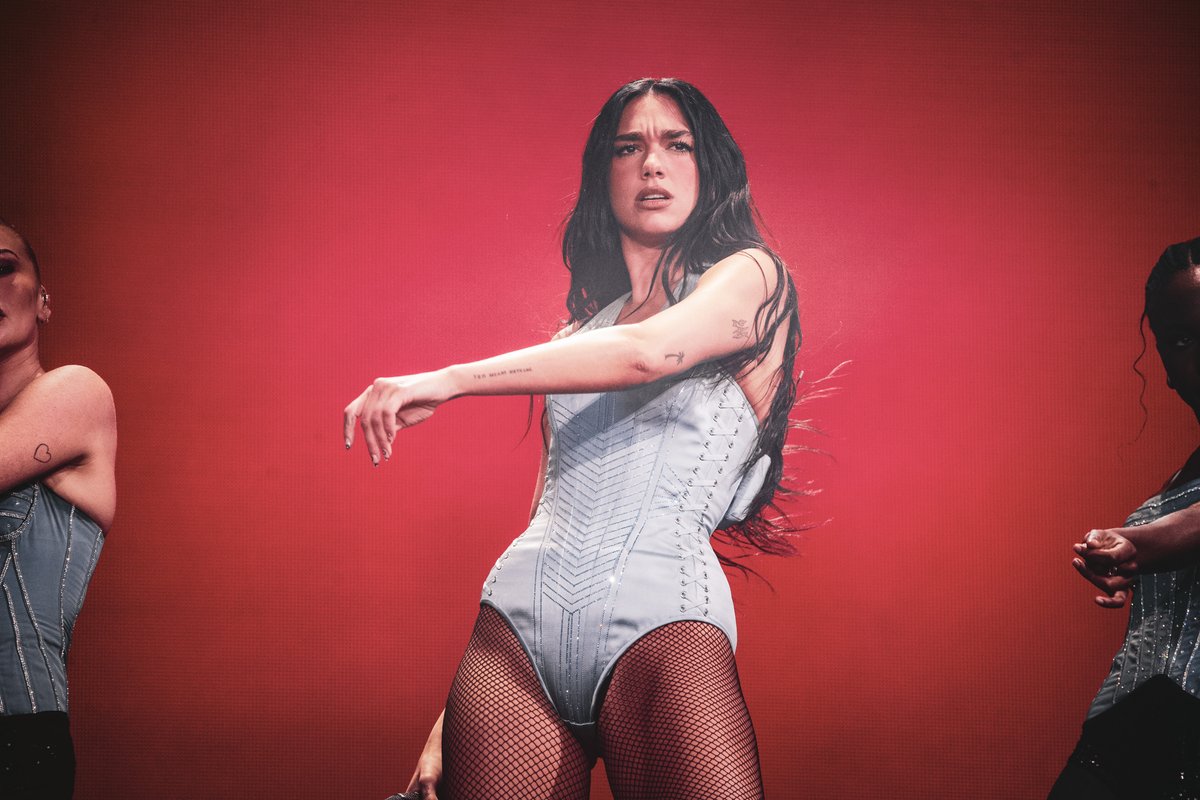 IDaysMilano's tweet image. "If you wanna run away with me, I know a galaxy…" 🚀💫
E quella galassia era il sogno ad occhi aperti che #DuaLipa ha regalato al pubblico di I-Days Milano Coca-Cola 2025