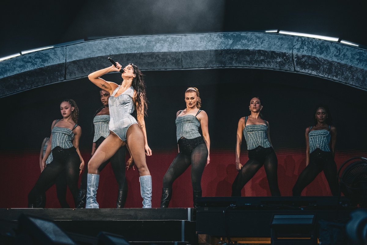 IDaysMilano's tweet image. "If you wanna run away with me, I know a galaxy…" 🚀💫
E quella galassia era il sogno ad occhi aperti che #DuaLipa ha regalato al pubblico di I-Days Milano Coca-Cola 2025