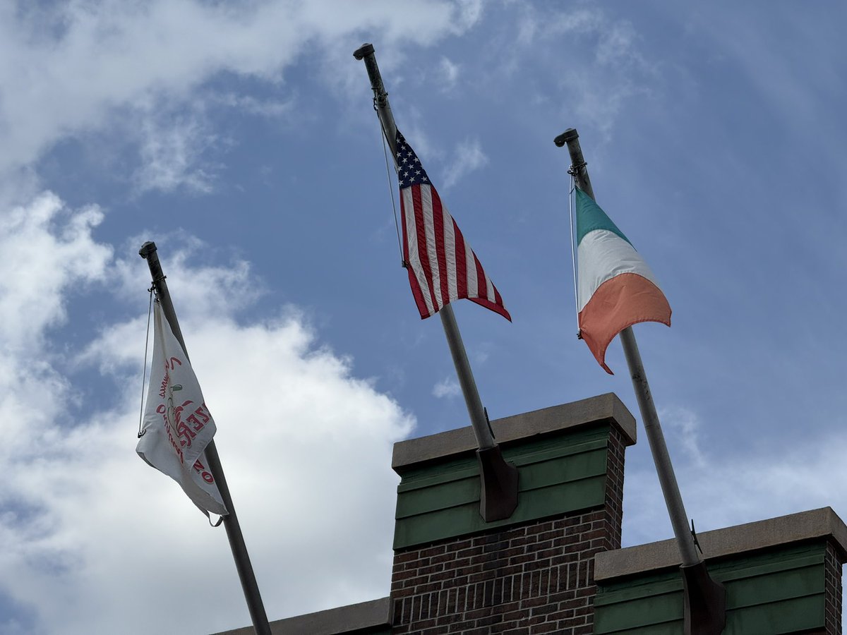 riderover_'s tweet photo. PizzeRizzo is in its last few minutes of operation at Hollywood Studios 🍕 

To Cast Members who were dealing with disgruntled guests because of the wait, we applaud you.  The restaurant has been 30-45 minutes behind on mobile orders this afternoon 📱 https://t.co/ZiRNMkypdB