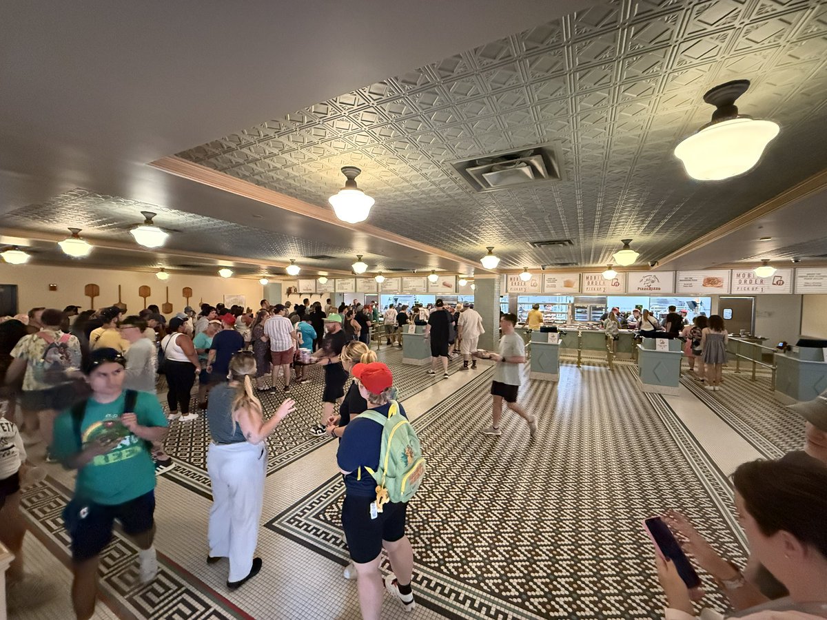 riderover_'s tweet photo. PizzeRizzo is in its last few minutes of operation at Hollywood Studios 🍕 

To Cast Members who were dealing with disgruntled guests because of the wait, we applaud you.  The restaurant has been 30-45 minutes behind on mobile orders this afternoon 📱 https://t.co/ZiRNMkypdB
