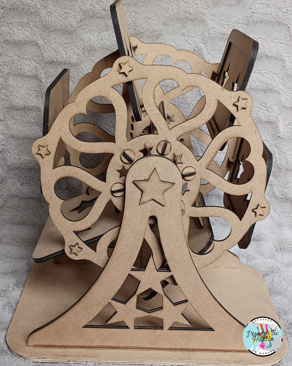 dejandotuhuell_'s tweet photo. 🎡¡Haz girar tus recuerdos más especiales!📸

Esta noria de MDF está diseñada para fotos tamaño 10x15 cm

⭐Perfecto para: 
✔Regalos personalizados
✔Decoración de eventos

💡Un detalle original que todos van a querer

#NoriaDeFotos #RegalosPersonalizados #HechoAMano https://t.co/b4zsJ9lo3G