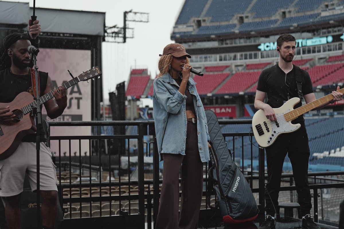 TieraMusic's tweet image. i’m playing NISSAN STADIUM tonight. God is so so good. and i’m playing right before @blakeshelton. pinch. me.