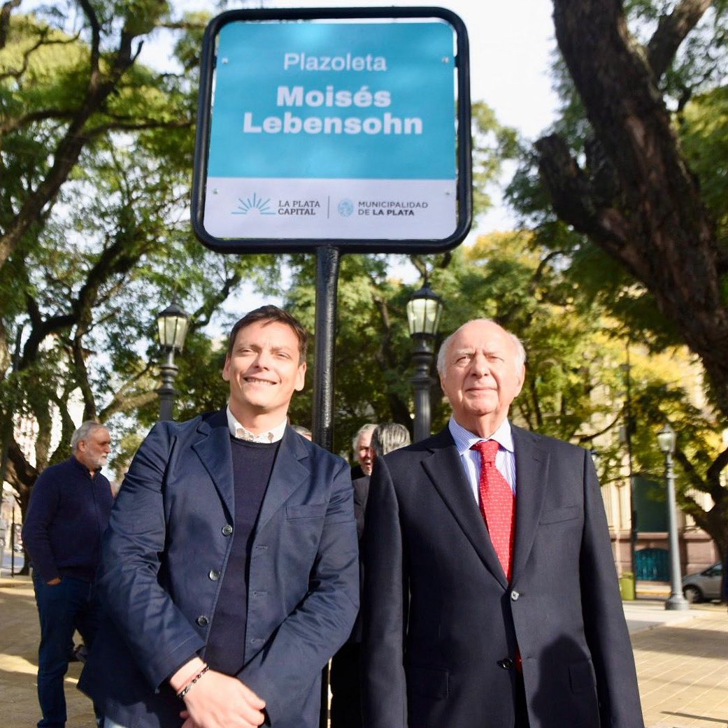 EN EL DÍA DEL PERIODISTA, UNA FOTO CON LEBENSOHN

Acá junto a Héctor, hijo de Moisés Lebensohn y director del diario Democracia de Junín, en la plazoleta que hoy lleva con orgullo el nombre de su padre en nuestra ciudad.
Lebensohn fue mucho más que un gran dirigente radical: fue